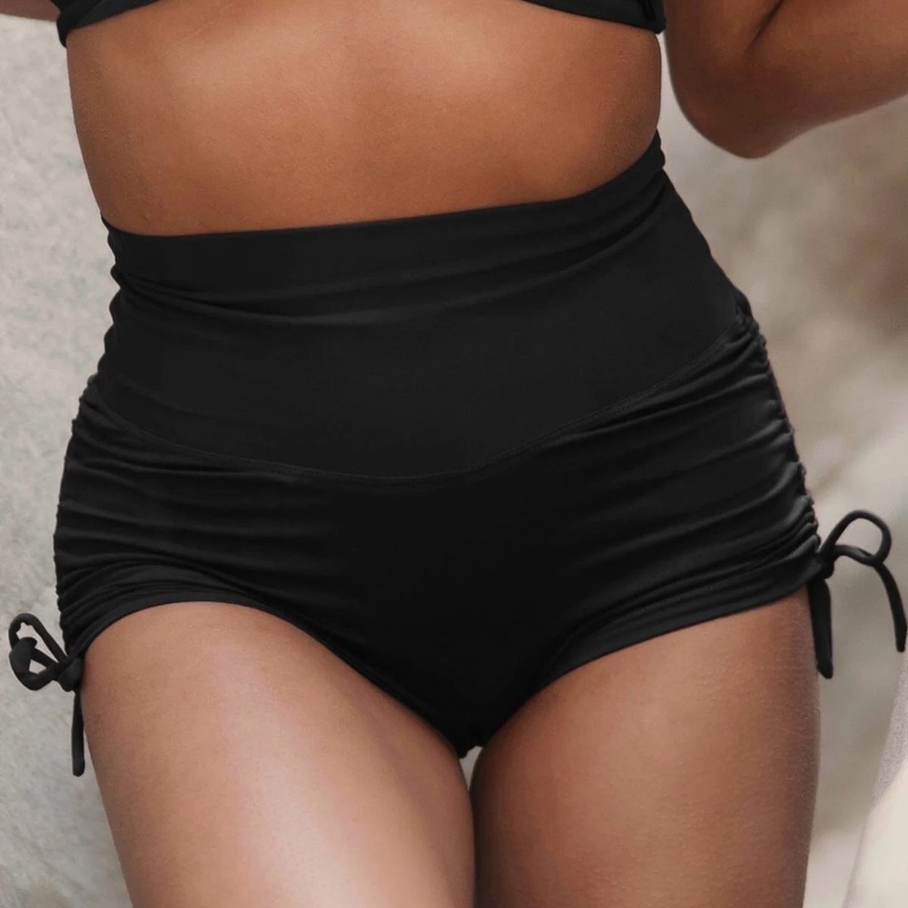 Mika Yoga & Pole Mikaela Shorts - Black - Size M🖤